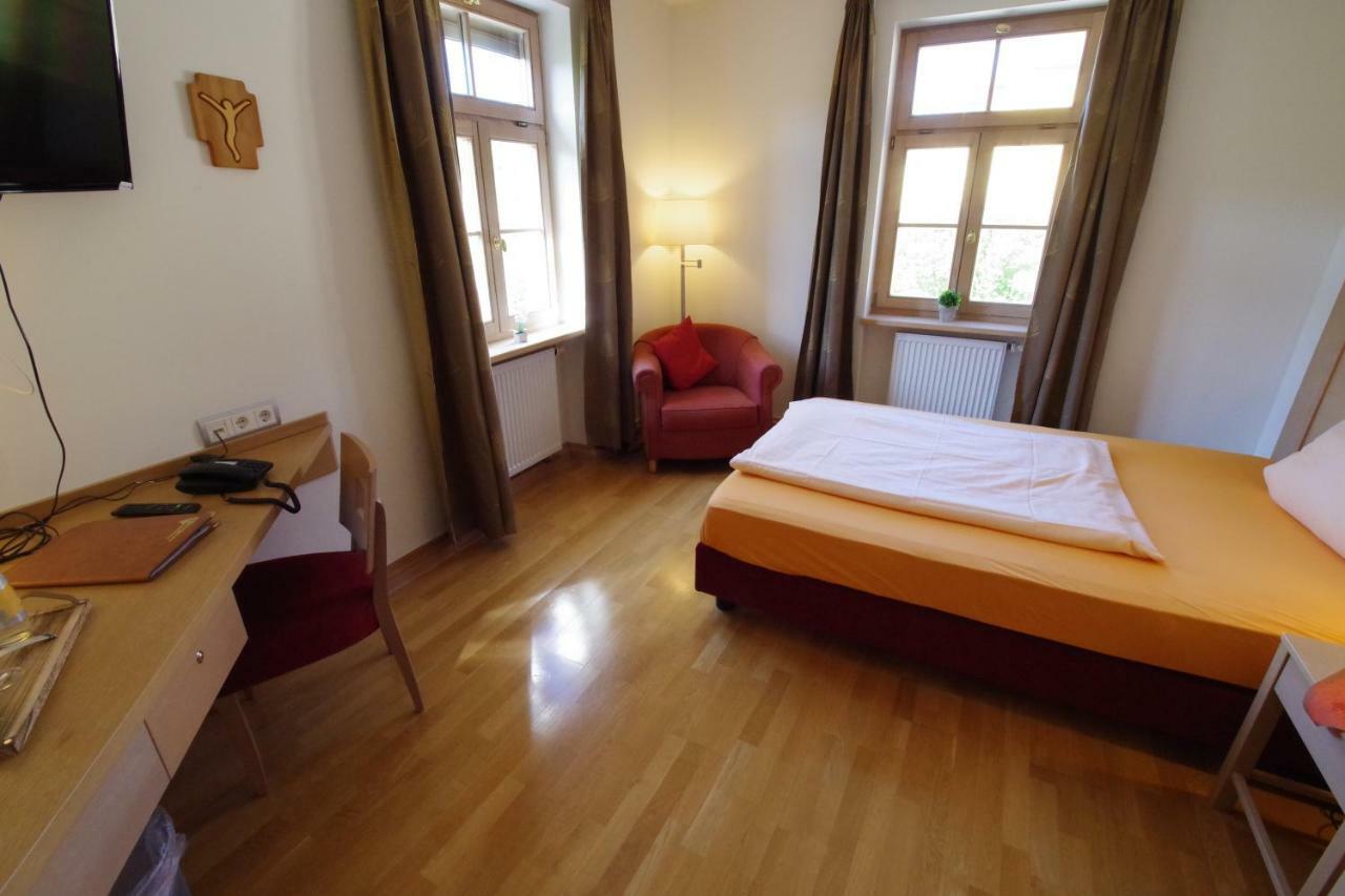Klostergasthof Hotel Muennerstadt ภายนอก รูปภาพ